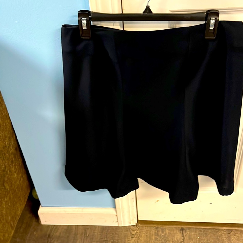 Navy blue skirt, Petite Sophisticate - size 12, dress skirt. Flattering on!